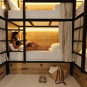 https://hostel-black-and-white.topcostabravahotels.com
